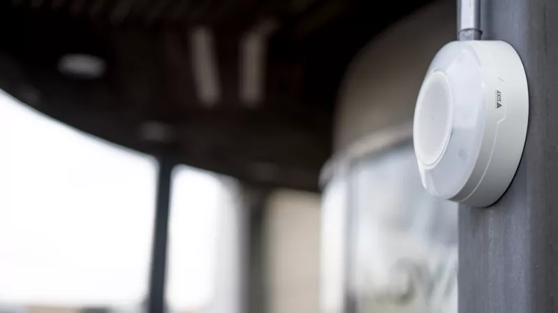 AXIS D4200-VE Network Strobe Speaker enables automatic responses using customized pre-recorded and live messages, alarm sounds, strobe lights, or a combination of all of these.