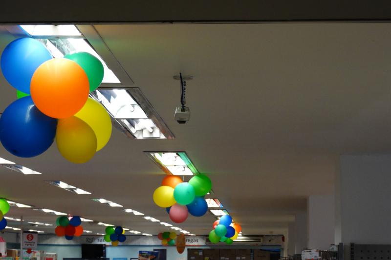 Ballons and ceiling camera in Bemol store