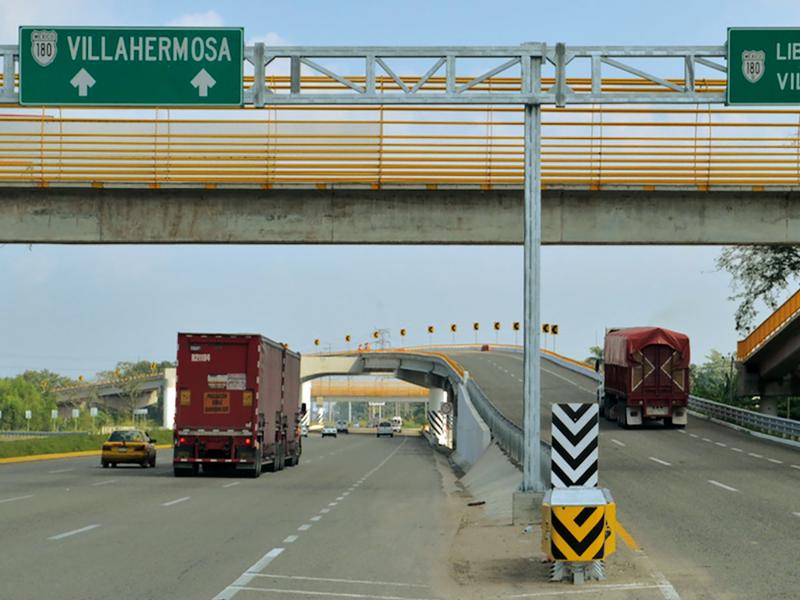 Highway bridge overpass, signs pointing towards Villahermosa.