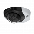 AXIS P3935-LR è una telecamera IP robusta e resistente alle manomissioni. Il dispositivo è visualizzato dall'angolo sinistro.