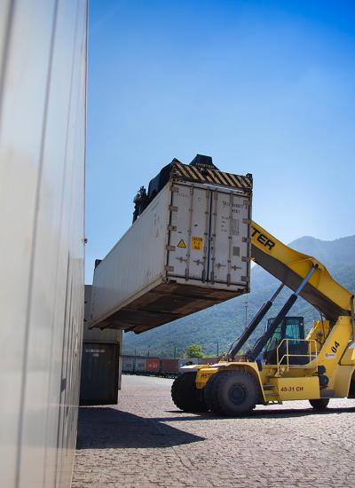 Crane lifting container