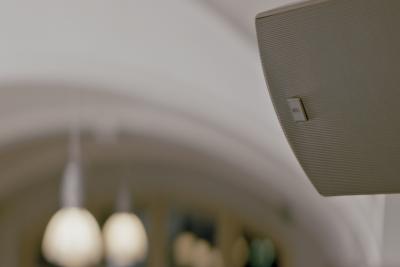 Smart och enkel nätverksljudlösning för skydd av lokaler eller för att skapa en trevlig atmosfär