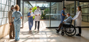 Menschen, die das Krankenhaus betreten und verlassen - Konzepte für mehr Sicherheit im Gesundheitswesen