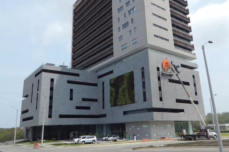 Grey empresarial building viewed from its right side.