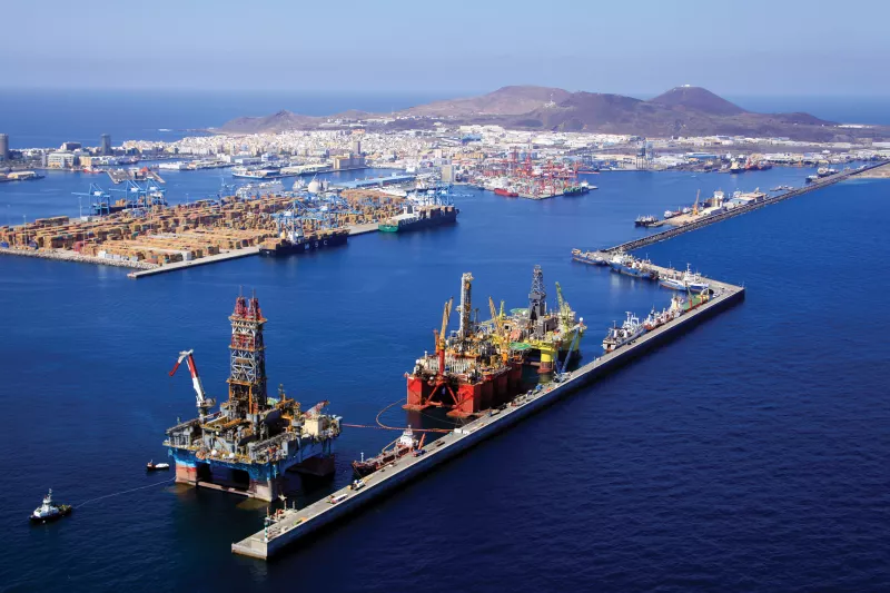 Las palmas harbour with blue water and a long wharf.