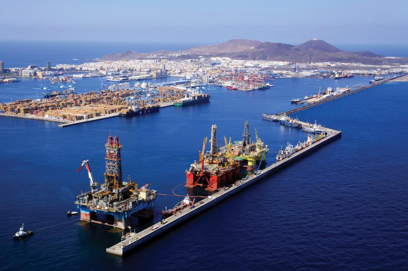 Las palmas harbour with blue water and a long wharf.