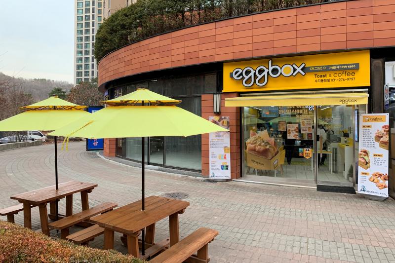 Eggbox exterior with ourdoor tables