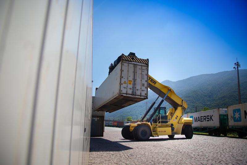 Crane lifting container