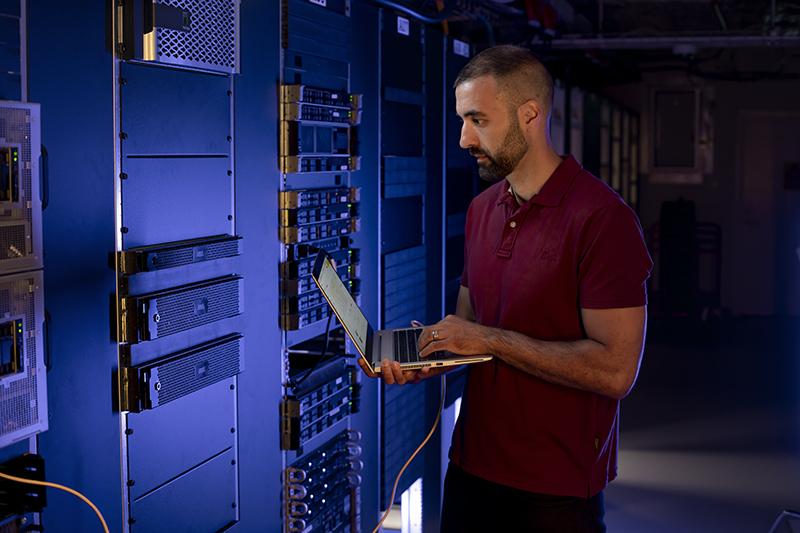 Servers technician with laptop.