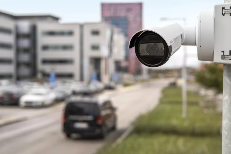 AXIS P1465-LE-3 License Plate Verifier Kit, mounted on a pole in an outdoor environment