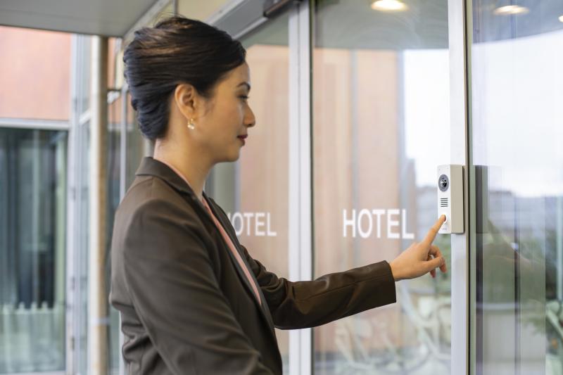 AXIS I8116-E Network Video Intercom woman hotel entrance