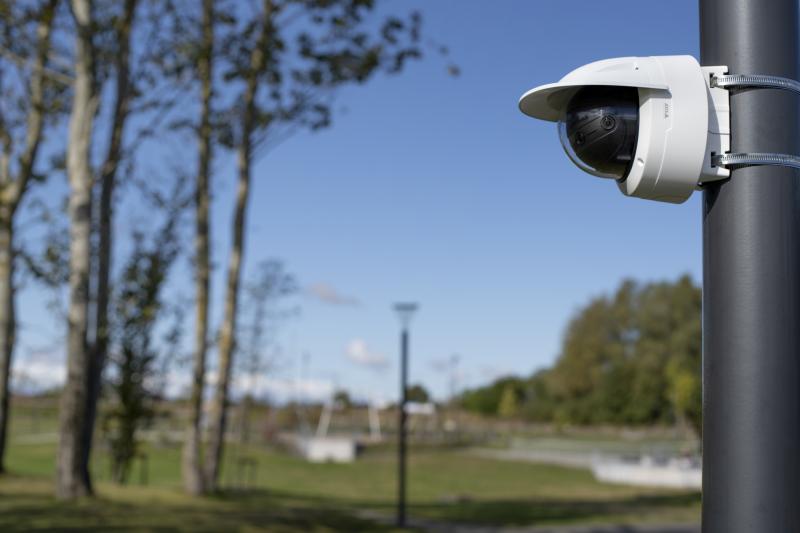 AXIS P3827-PVE_urban_park