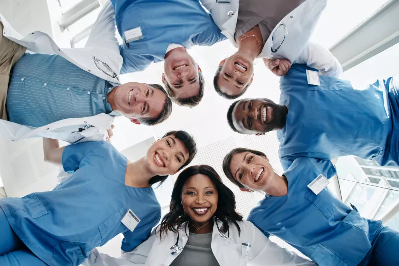 medical_staff_men_women_doctors_nurses_group_circle_2309_hi