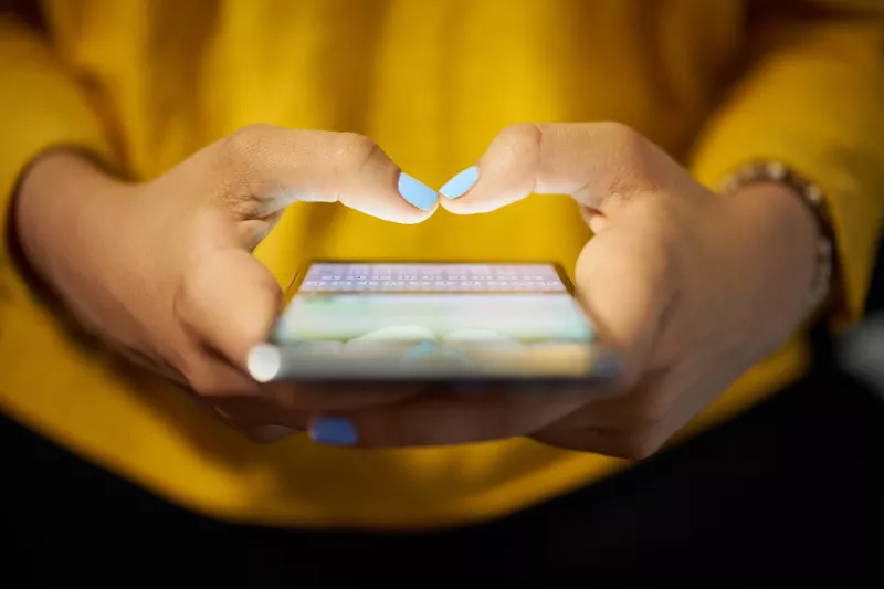 hands_typing_cell_phone_2312_hi.jpg