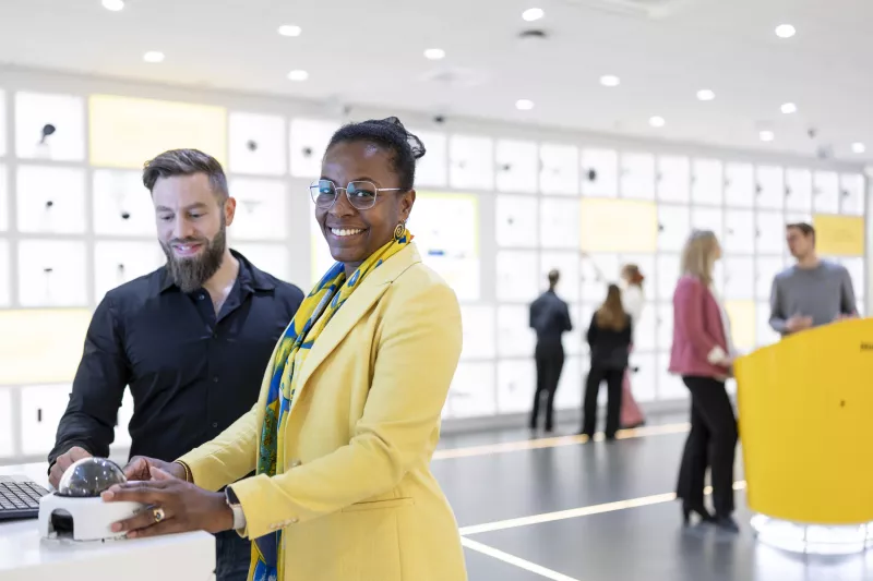 two axis collegues in the experience center in lund