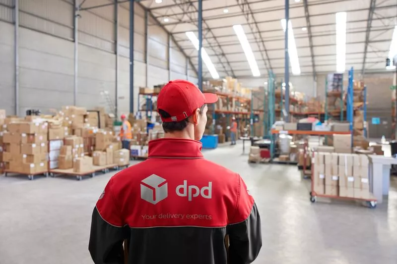Man with branded DPD Hungary clothes in a warehouse.