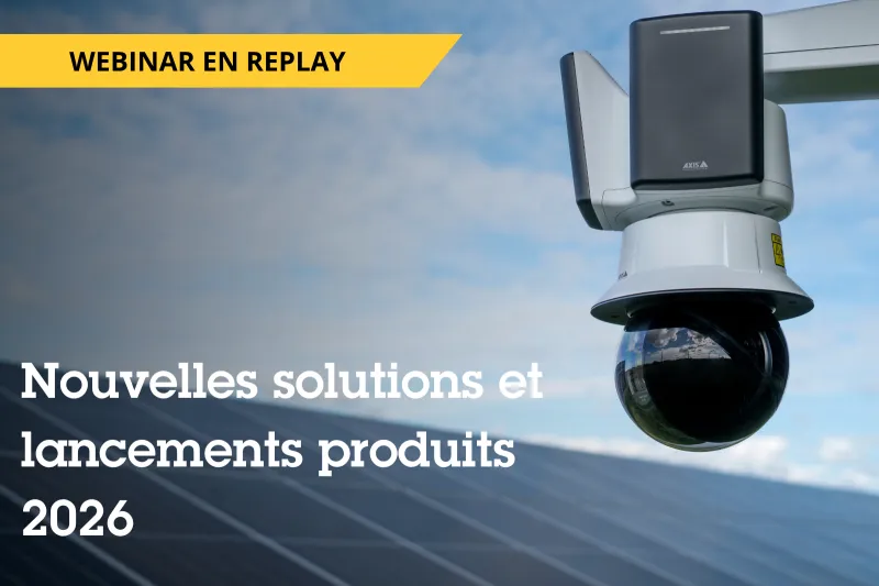 An AXIS D2123-VE and a Q6355-LE camera are mounted against a clear blue sky with white clouds, with solar panels visible in the bottom left. A yellow banner in the upper left corner reads “WEBINAR EN REPLAY,” and white text at the bottom left states “Nouvelles solutions et lancements produits 2026.