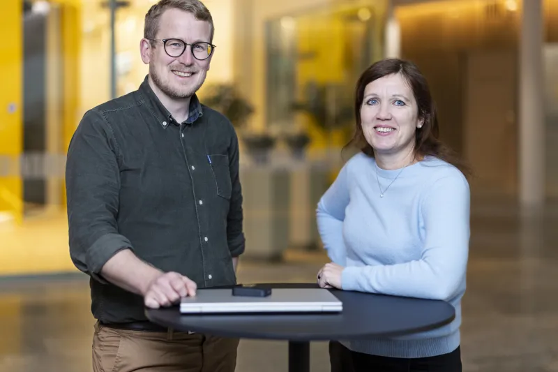 Martin Löwegren och Sara Gramark smiling infront of the camera 