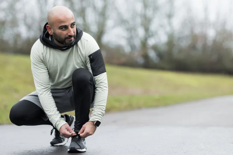 Reza Ghorbani tying his shoes while running 