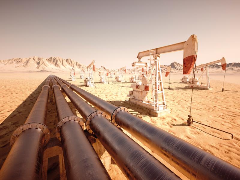 Нефтяные трубы и нефтяная вышка в пустыне