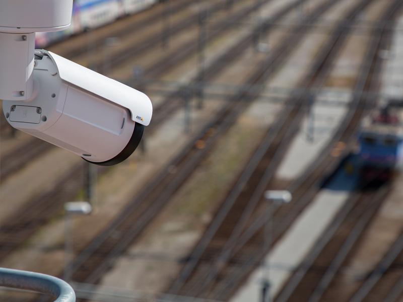 Mounted camera with overview over a train track