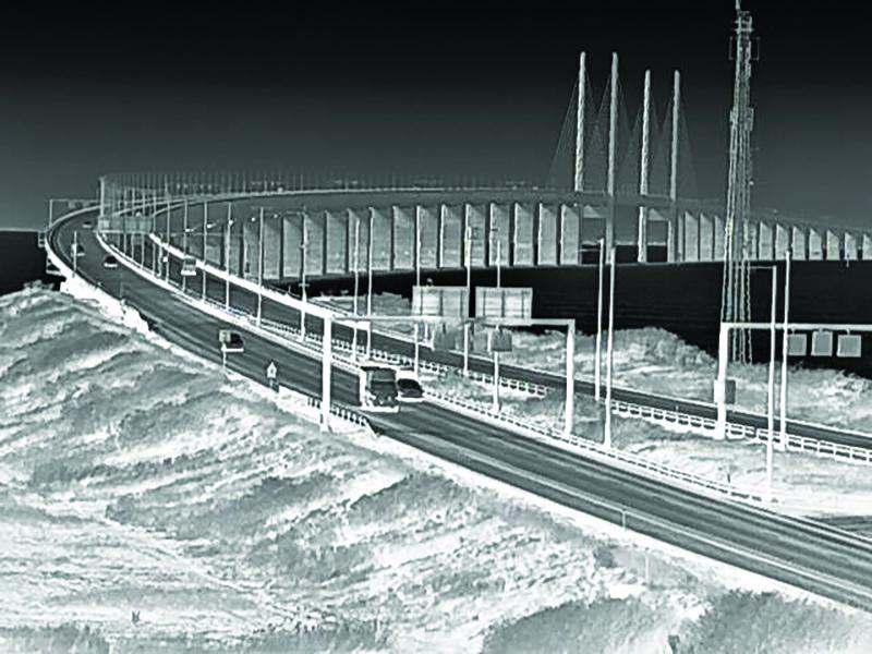 Тепловизионная IP-камера Axis Q1942-E, вид на мост из Швеции в Данию