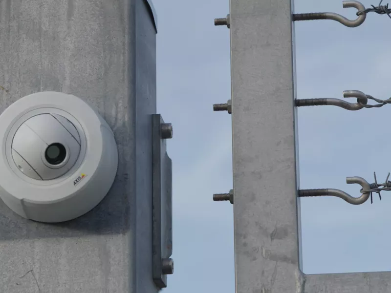 AXIS FA4090e mounted on outdoor fence