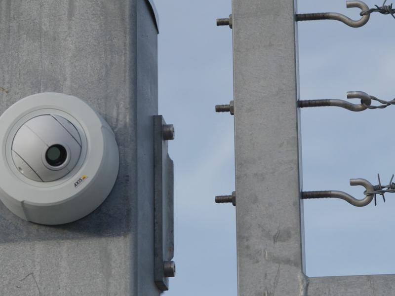 AXIS FA4090e mounted on outdoor fence