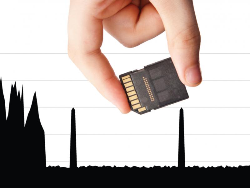 Axis Zipstream Technology graph with hand holding SD-card