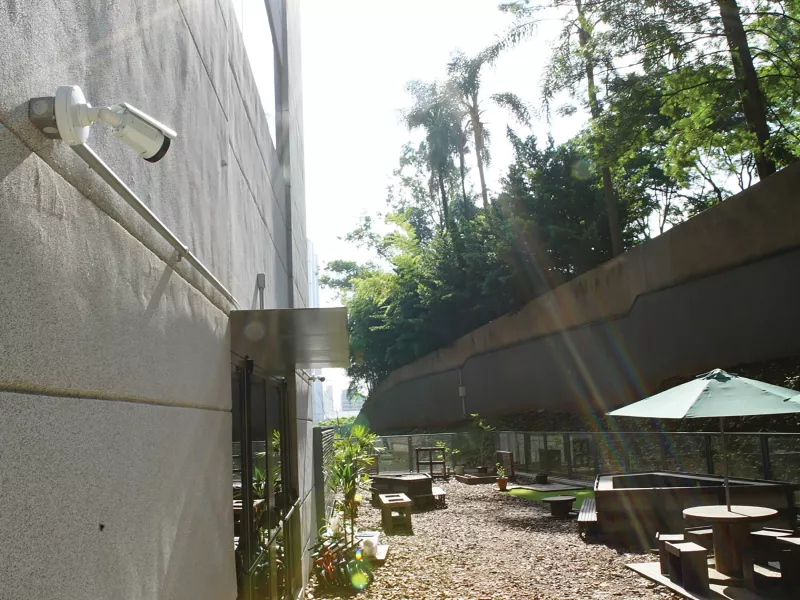 Axis P1425-LE placed on wall in outdoor environment.