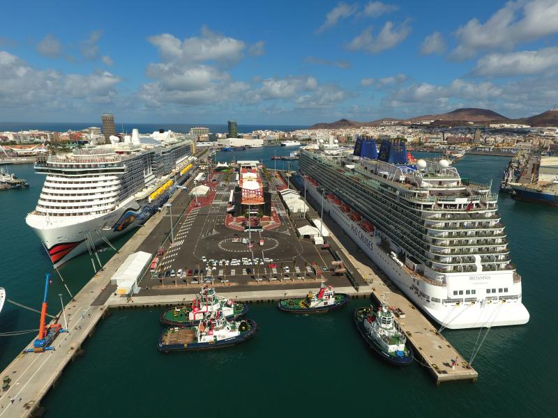 Harbour with two big cruiseships.