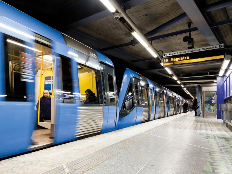 Plataforma de metro con tren azul