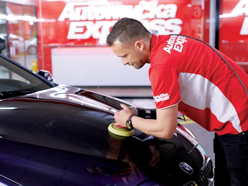 Man polishing car at Automycka Express