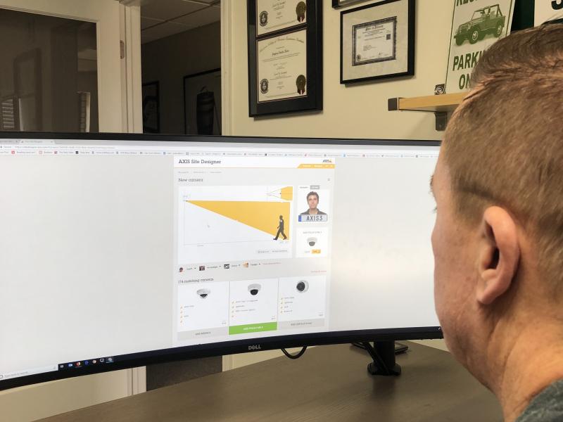 Man at monitor using AXIS Site Designer