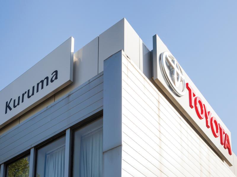 Kuruma exterior signage