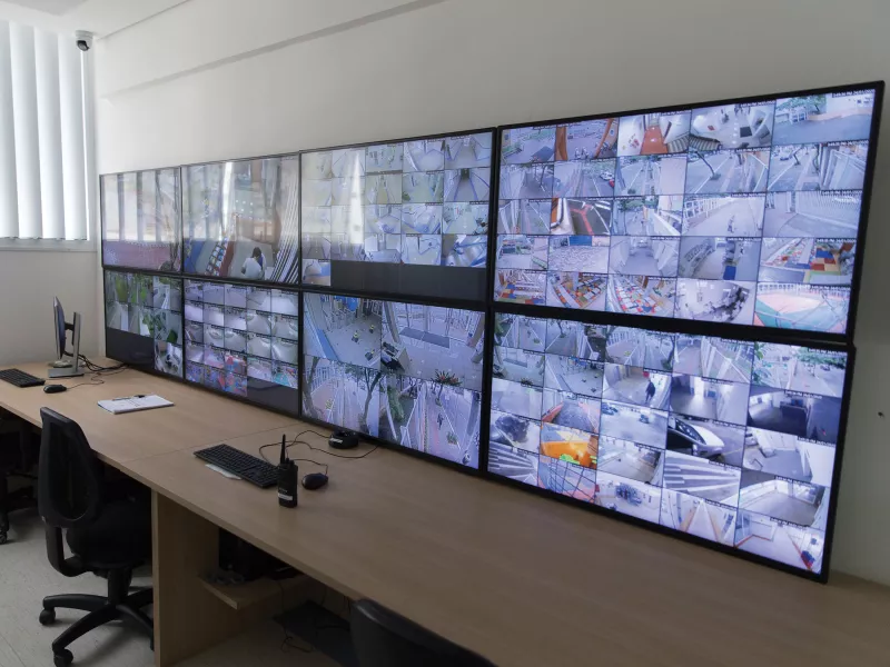 Monitor screens