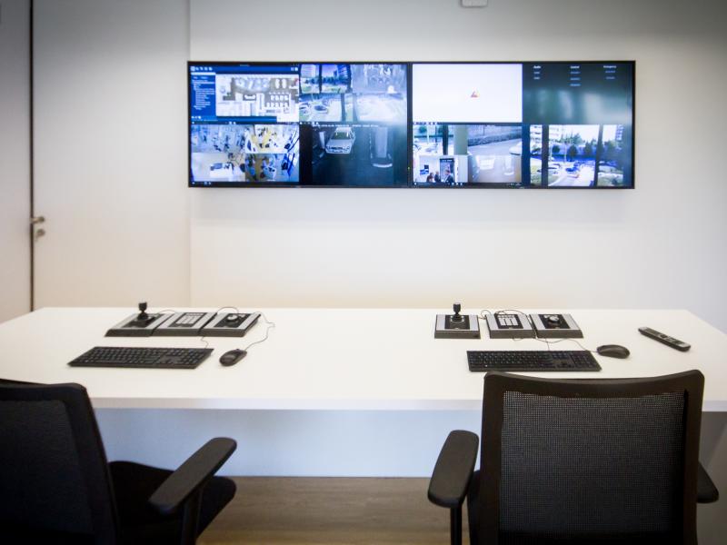 AEC Madrid monitors desk