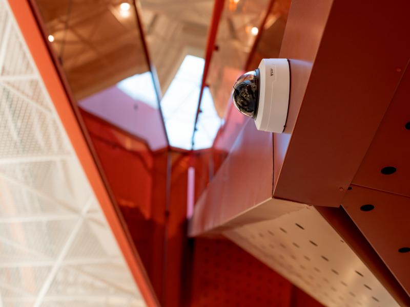 Камера AXIS P32 на красной лестнице
