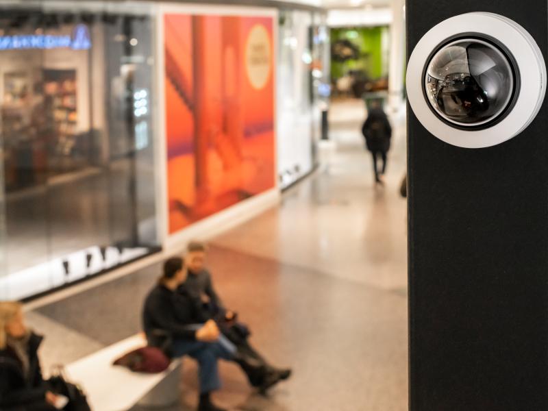 Камера P32 установлена ​​на стене в торговом центре и бутиках