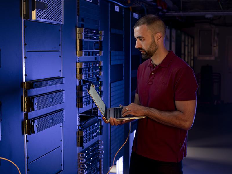 Servers technician with laptop.