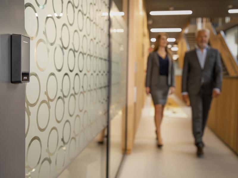 woman man walking corridor a4020e