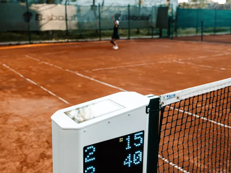 Tennis player serve using Zenniz solution in game