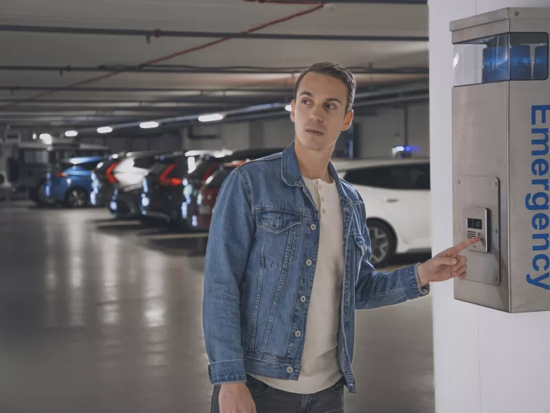 AXIS I8016-LVE man using emergency call station