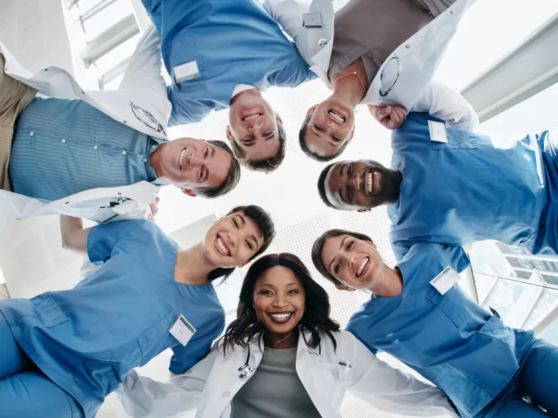 medical_staff_men_women_doctors_nurses_group_circle_2309_hi