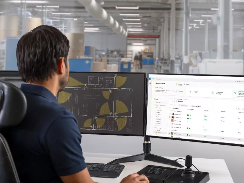 Man using AXIS Camera Station Web-client, with cloud storage tab open