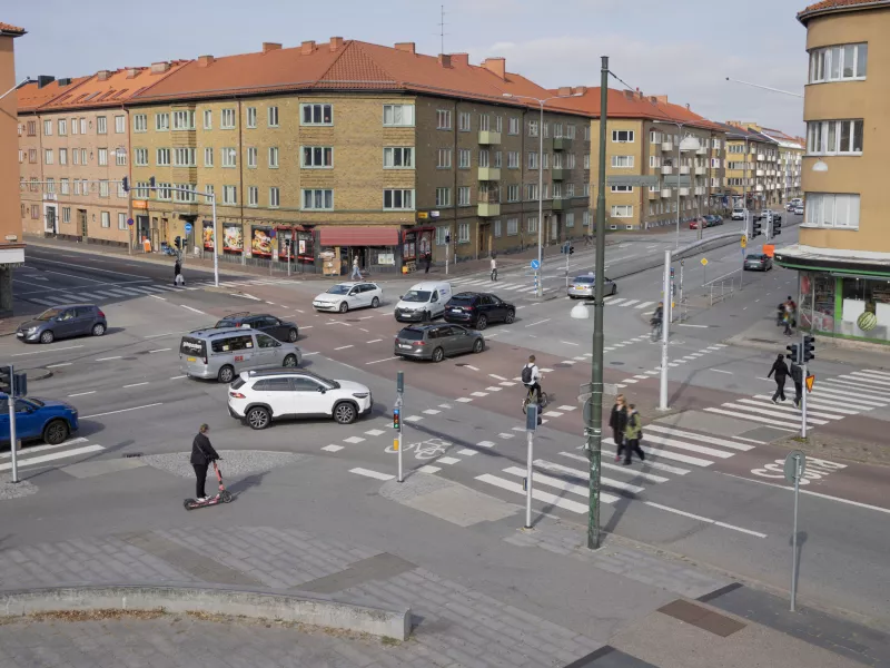 Traffic lights with cars and pedestrians in city centre