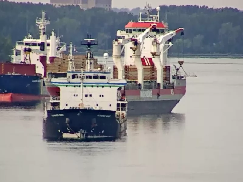 3 ships in river