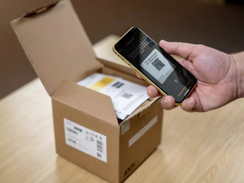 Installer_scanning_QR-code_with_phone