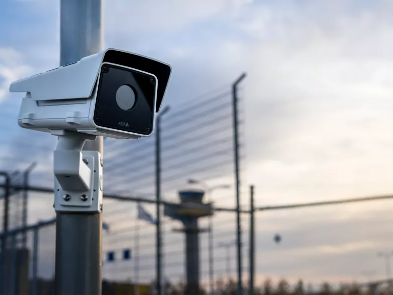 AXIS Q2112-E mounted on pole