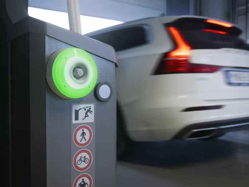 strobe siren boom gate white car